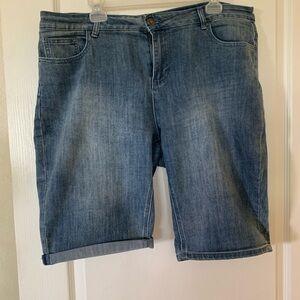 Oso casual Bermuda shorts new without tag size 16